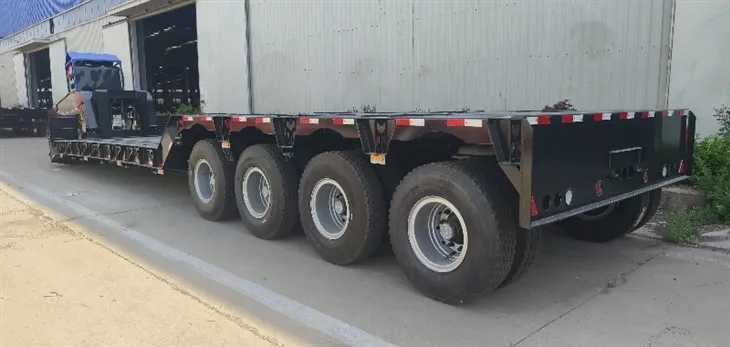 Četru asu zemas šasijas transportēšanas puspiekabe