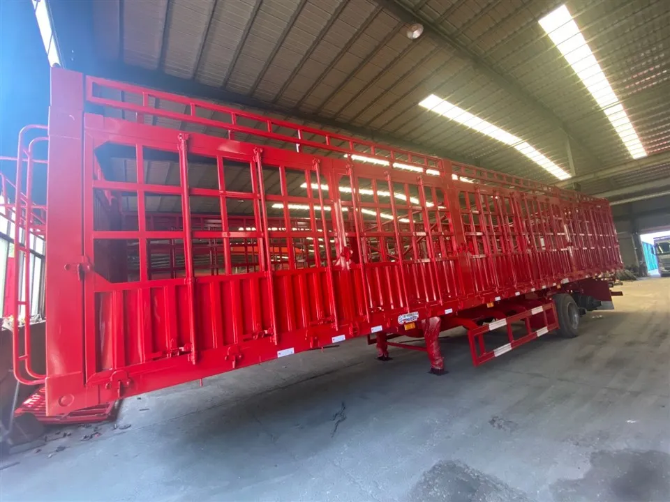 Sānjoslas trīs asu puspiekabes piekabes riepu ass